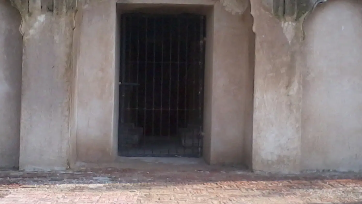 Buddhu's Tomb (inside