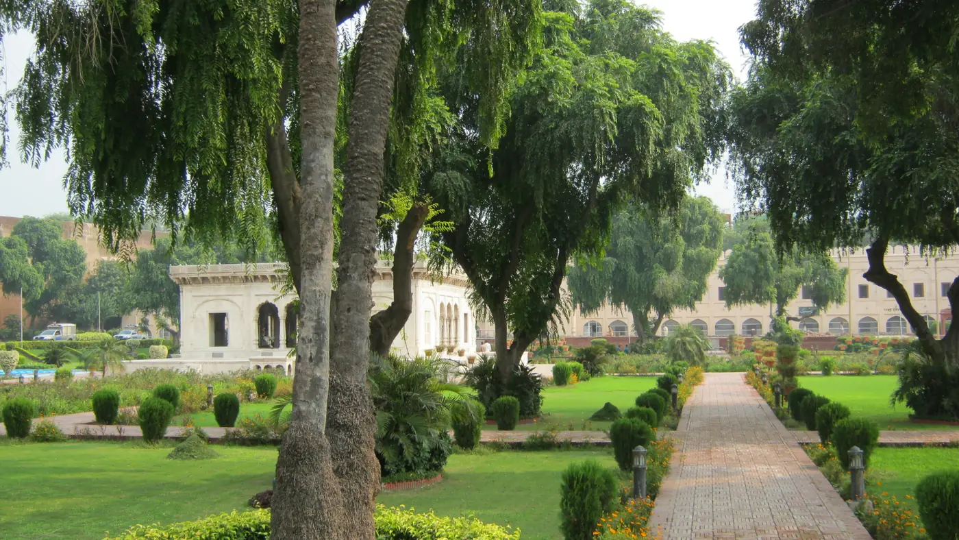 Hazuri Bagh Baradari & Ground
