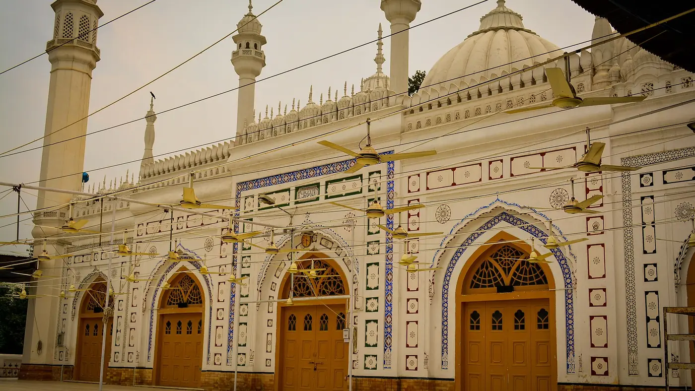 Islamia College Peshawar mosque interior, Mosques in Peshawar
