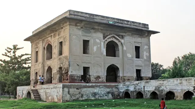 Nadira-banu-tomb