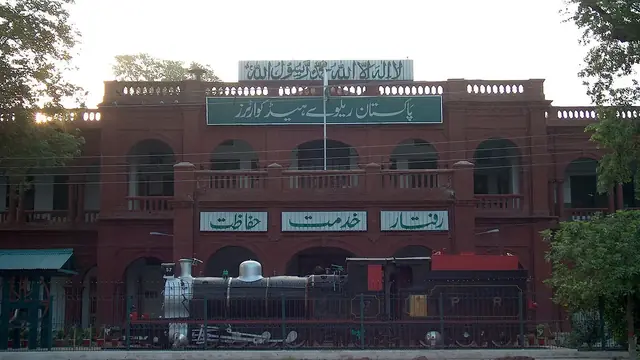 Pakistan Railways headquarters, Transport