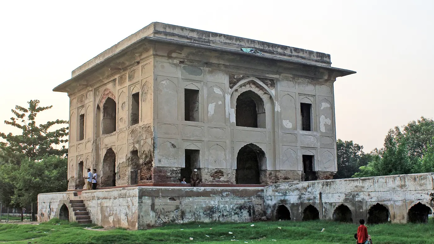 Nadira-banu-tomb