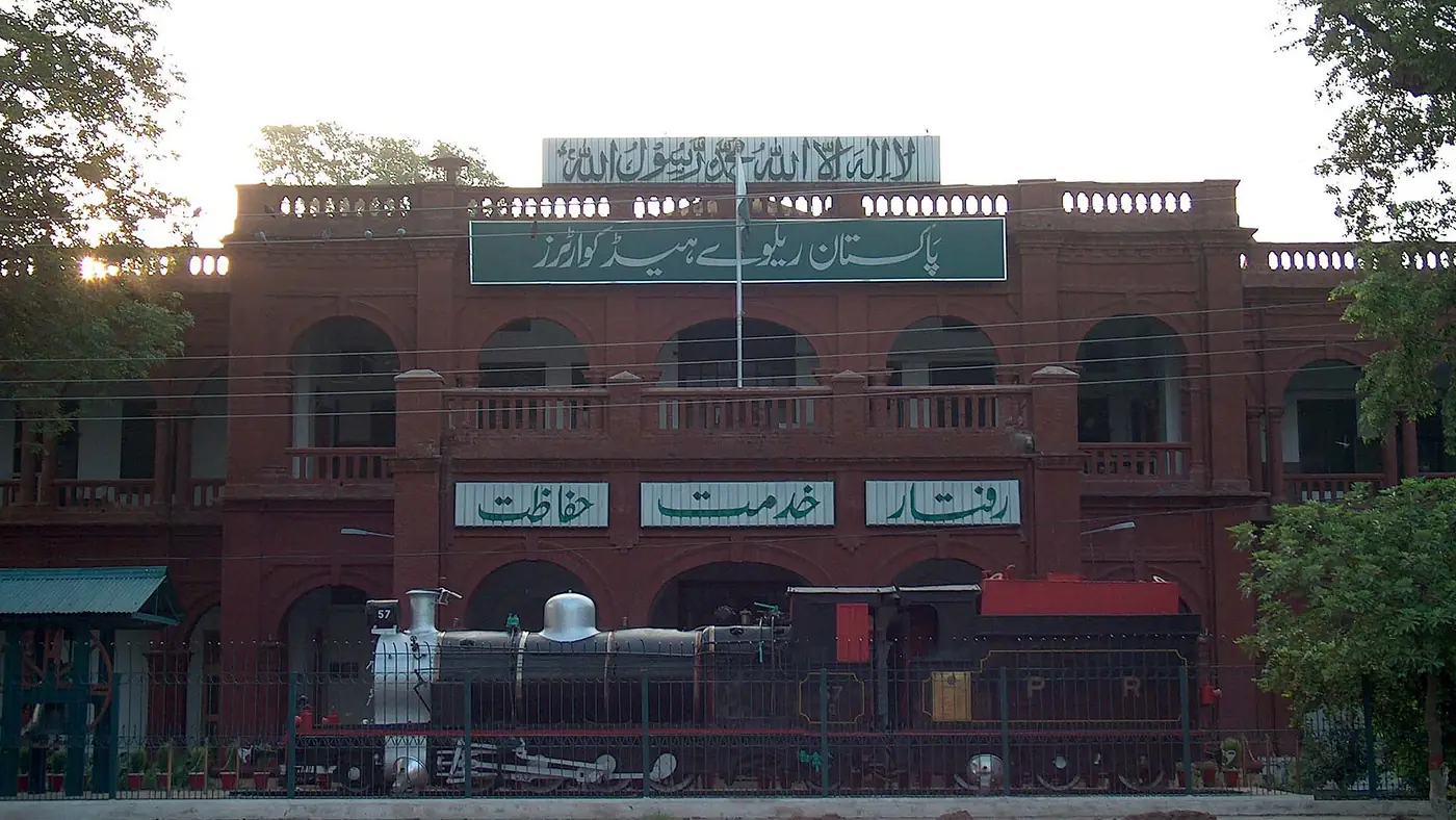 Pakistan Railways headquarters, Transport